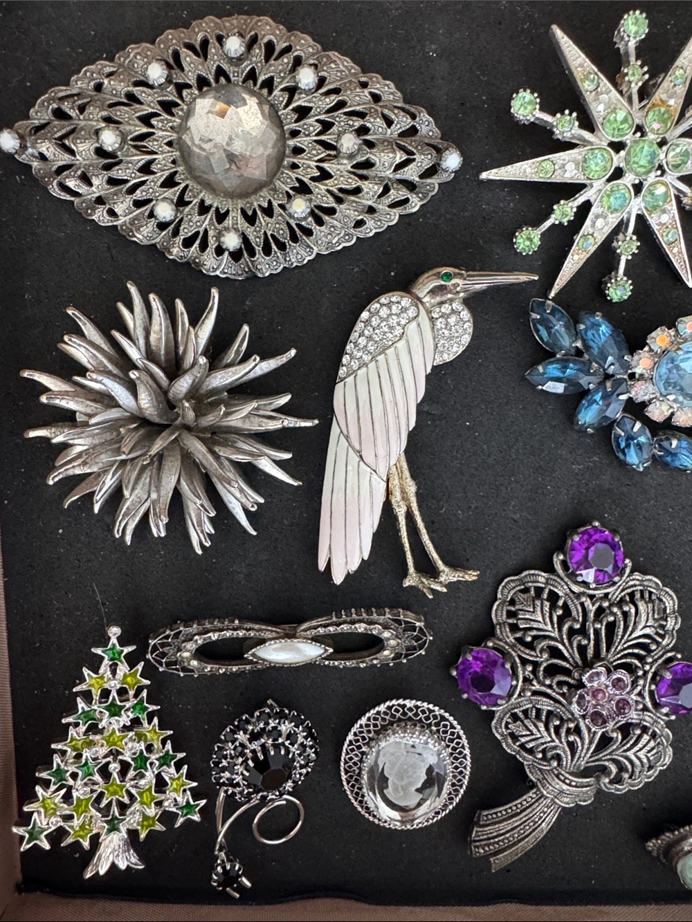 LOT OF TWENTY (20) VINTAGE ASSORTED SILVER TONE & GOLD TONE BROOCHES PINS - Picture 3 of 11